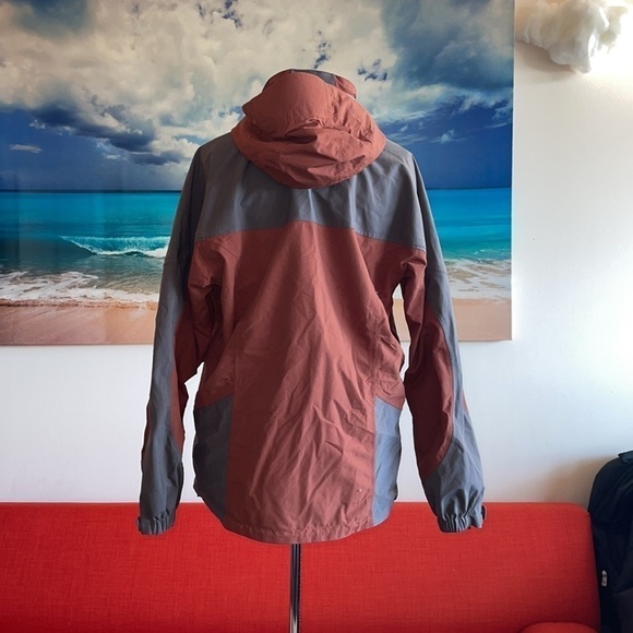 Marmot mens or women’s windbreaker jacket red and grey in color With pockets - Picture 4 of 11